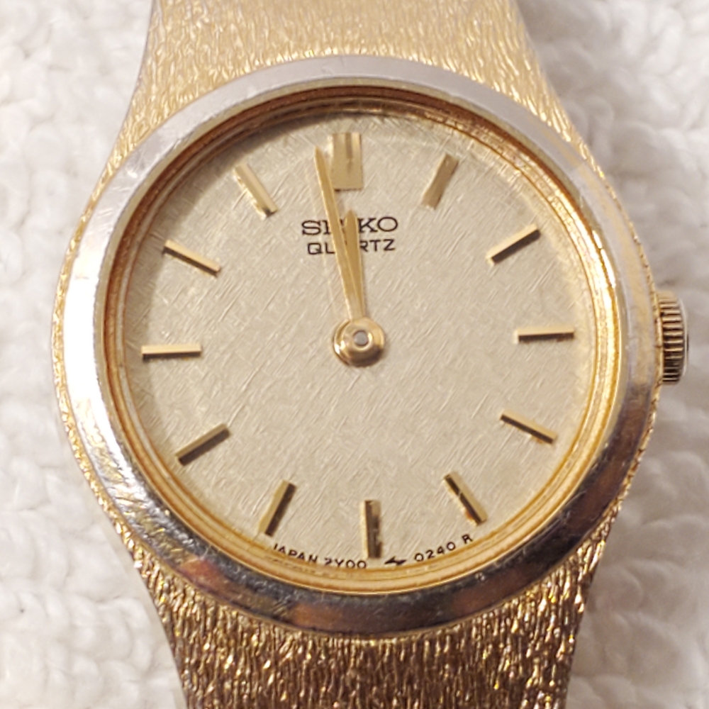 Vintage Seiko Women's Gold Tone Quartz Analog Watch Stainless Steel Base Metal